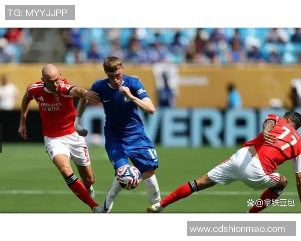 英超精彩对决巴黎圣日耳曼大胜本菲卡引发争议判罚热议